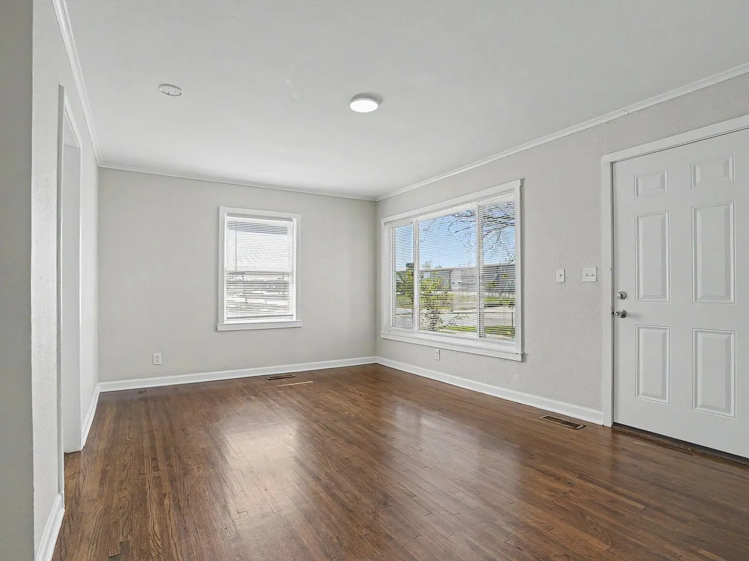 3 bed, 2.0 bath, 1227 sqft, $1,600 — Photo 4