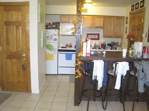 1683 Summit St — Photo 21