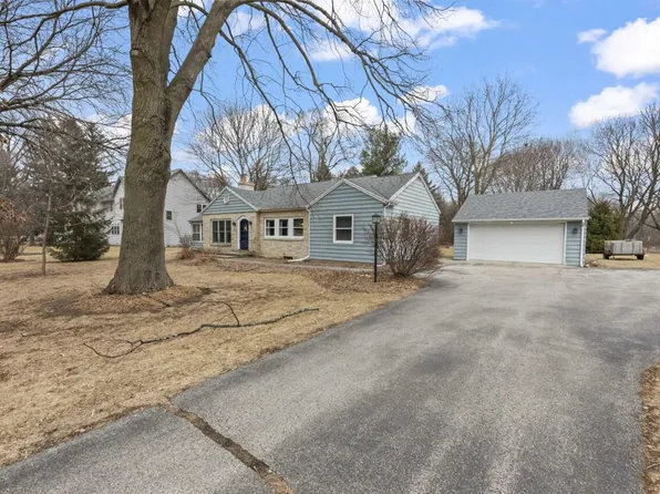 W329N4050 Lakeland DRIVE, Nashotah, WI 53058