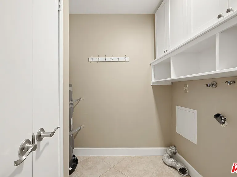 1685 E Avenida De Las Flores — Photo 13