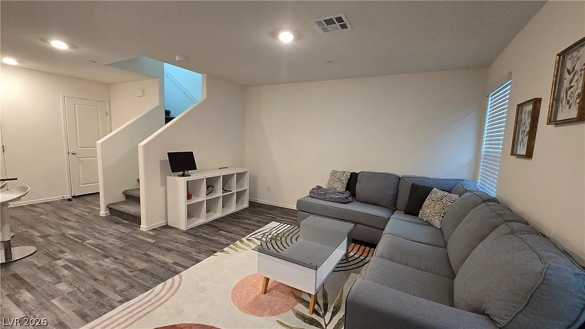 3 bed, 2.5 bath, 1401 sqft, $2,400 — Photo 2