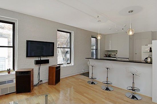 2nd image of 735 E 9th St APT 3R