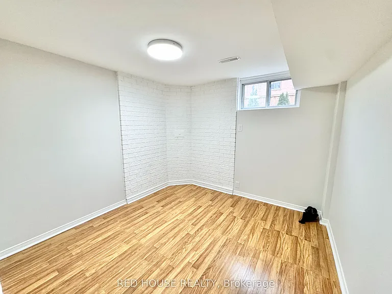 33 Forestside Ct — Photo 4