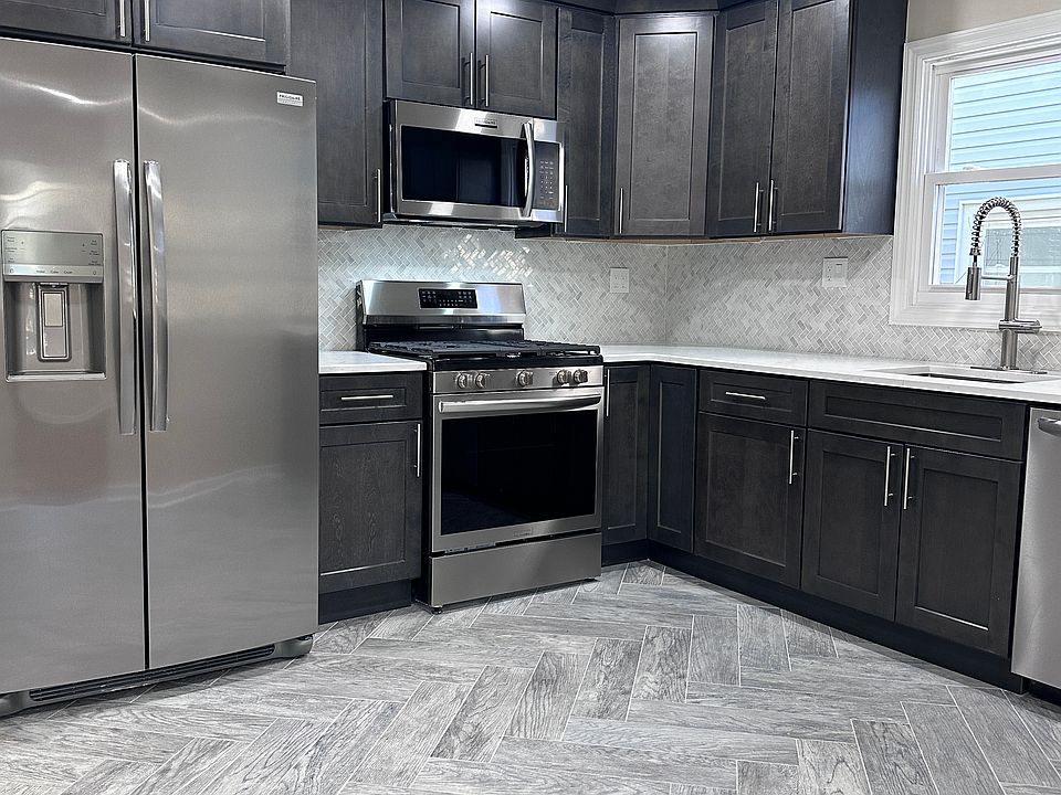 1st image of 252 N 6th St Floor 1