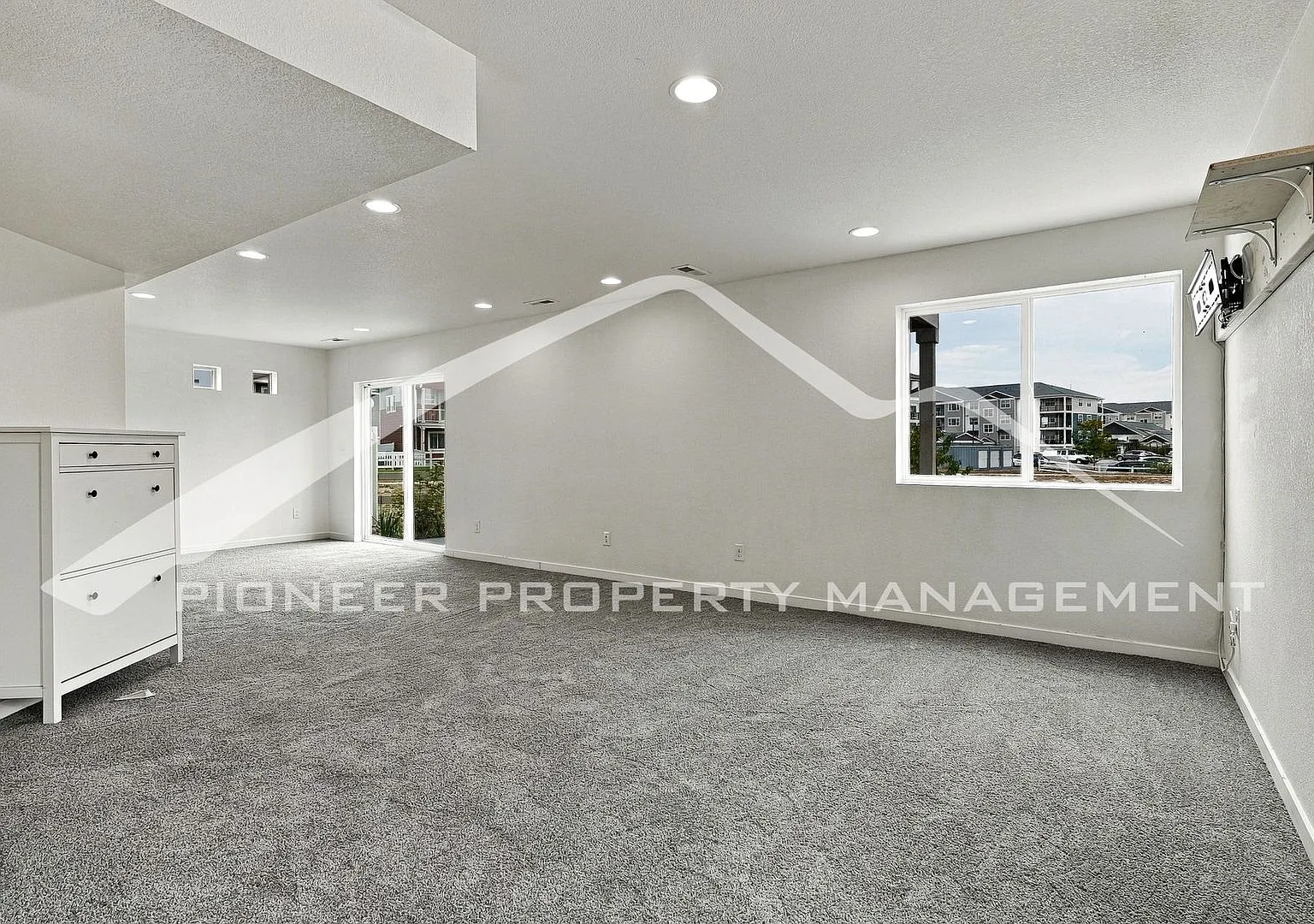 Spacious Home with Central AC and Washer/Dryer — Photo 4