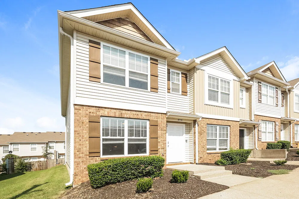 2 bed, 2.5 bath, 1139 sqft, $1,645 — Photo 1
