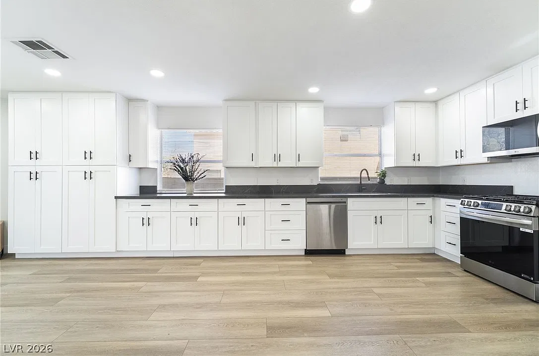 4 bed, 2.5 bath, 1718 sqft, $2,995 — Photo 3