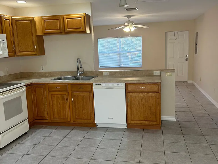 7758 Suncoast Dr — Photo 4
