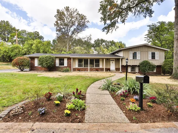 32 Nantucket Ln, Saint Louis, MO 63132