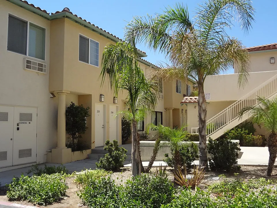587 E Harvard Blvd #102