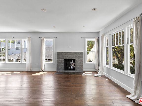 3rd image of 964 Edgecliffe Dr