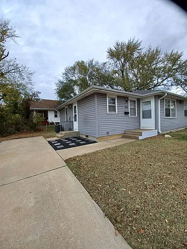 643 SW Oakley Ave Photo 1