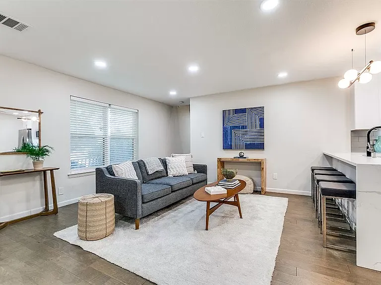 9805 Estate Ln — Photo 8