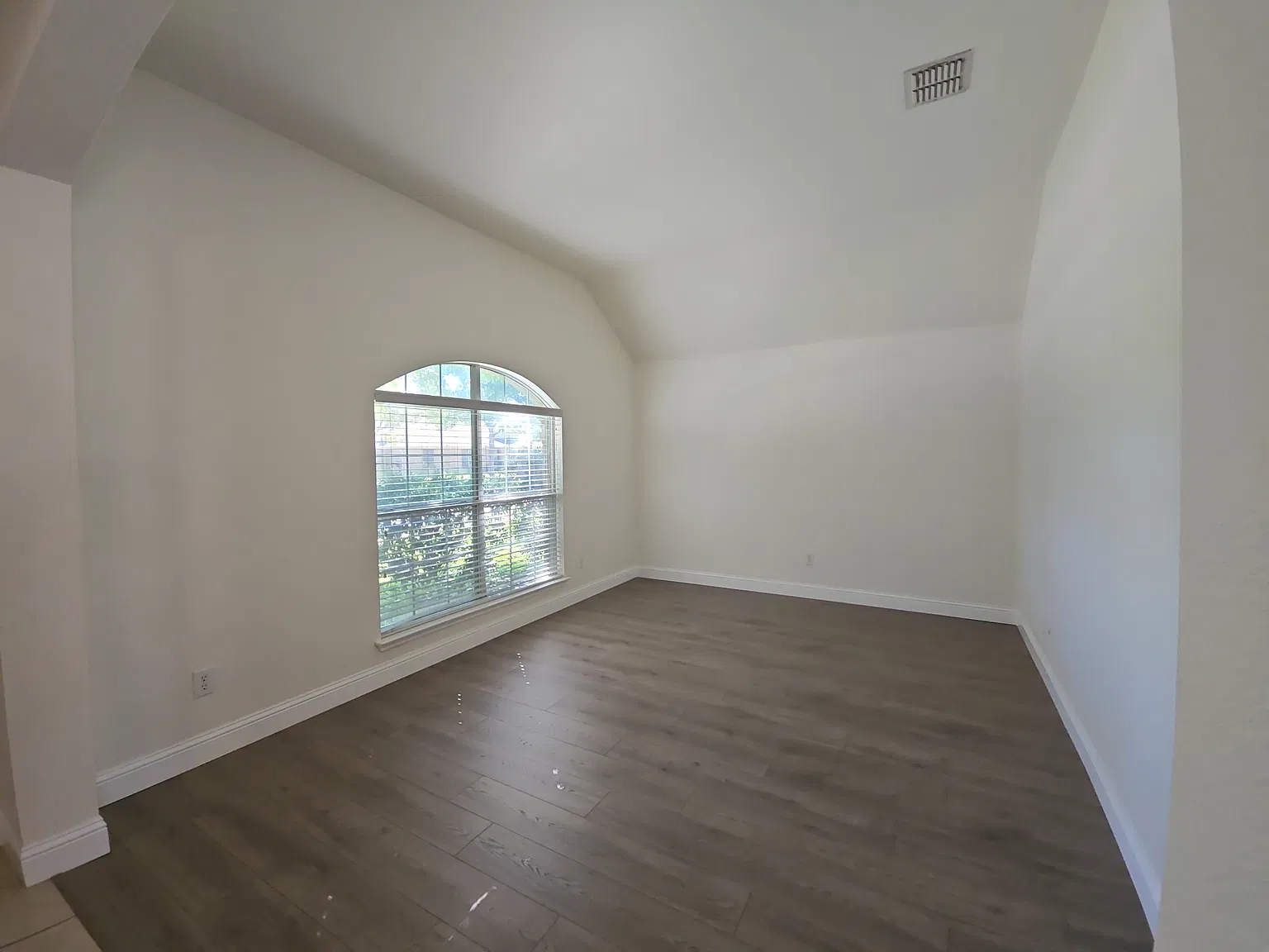 4 bed, 2537 sqft, $2,850 — Photo 3