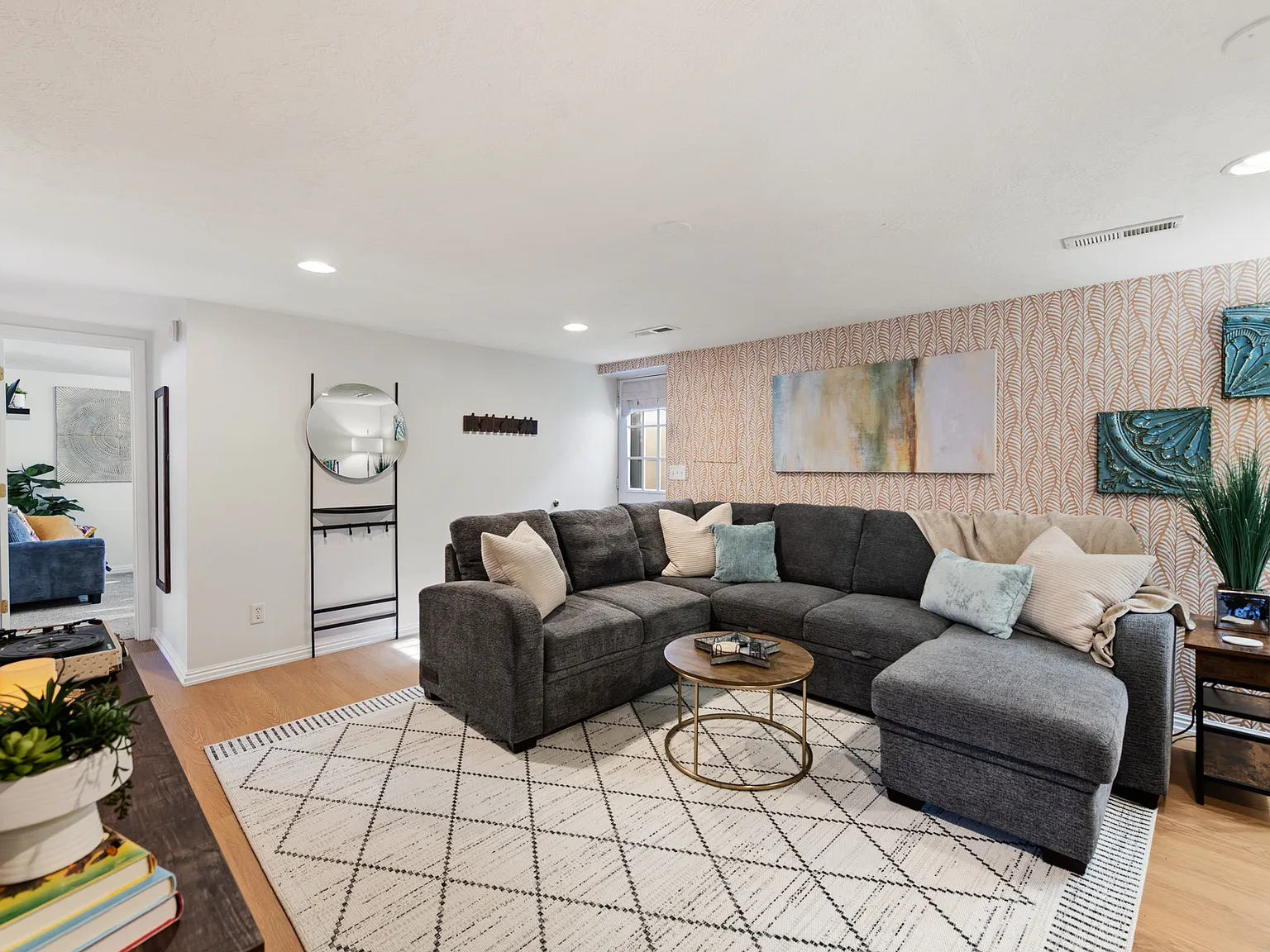3 bed, 1000 sqft, $3,200 — Photo 2