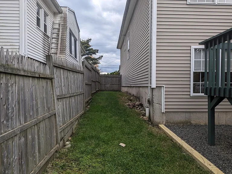 33 Hallock St — Photo 38