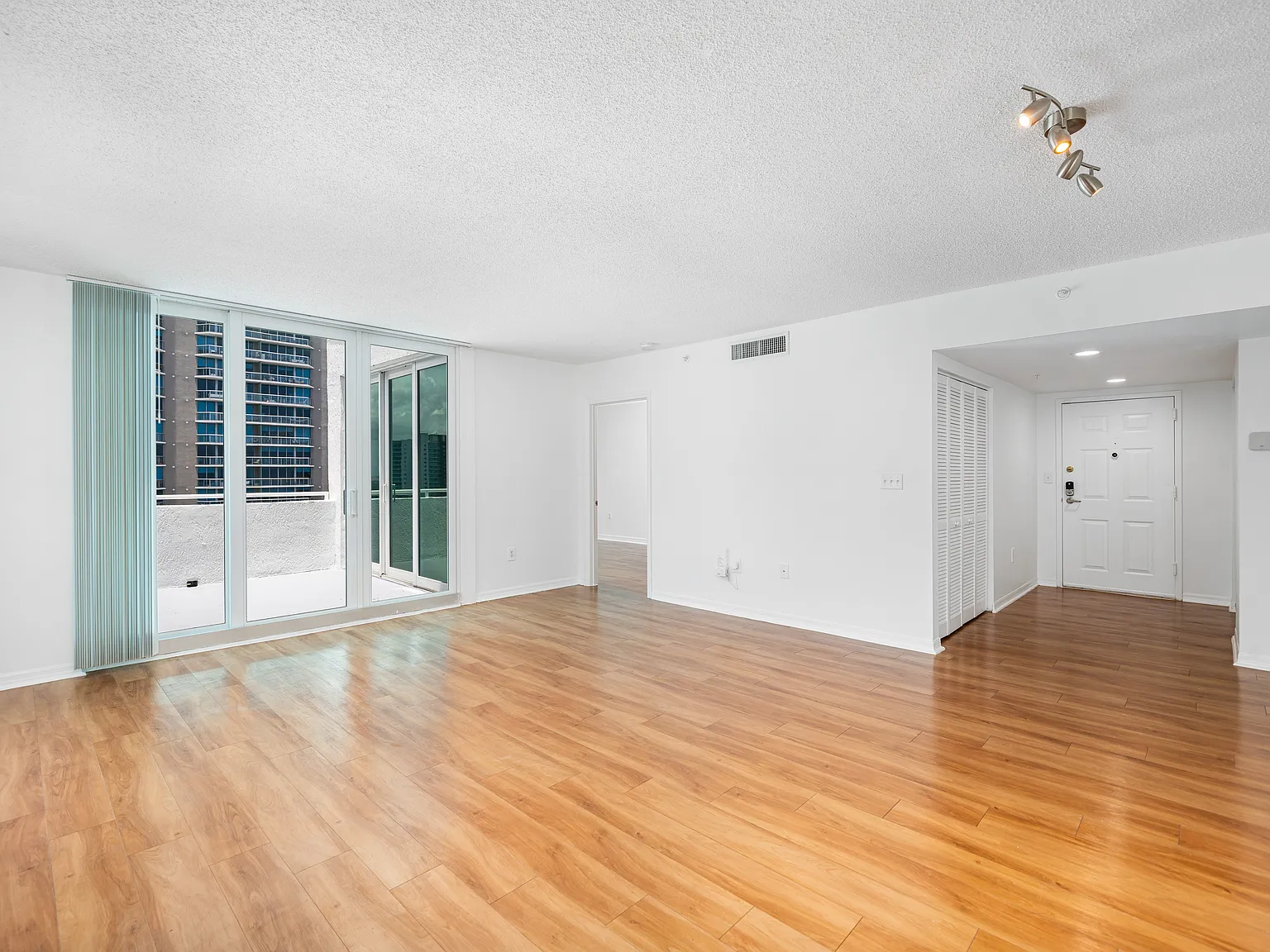 Yacht Club at Brickell Apartments — Photo 3