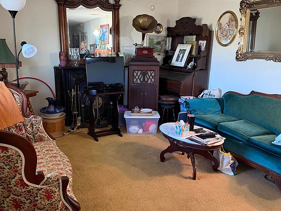 3rd image of 1217 Oak Hill Rd