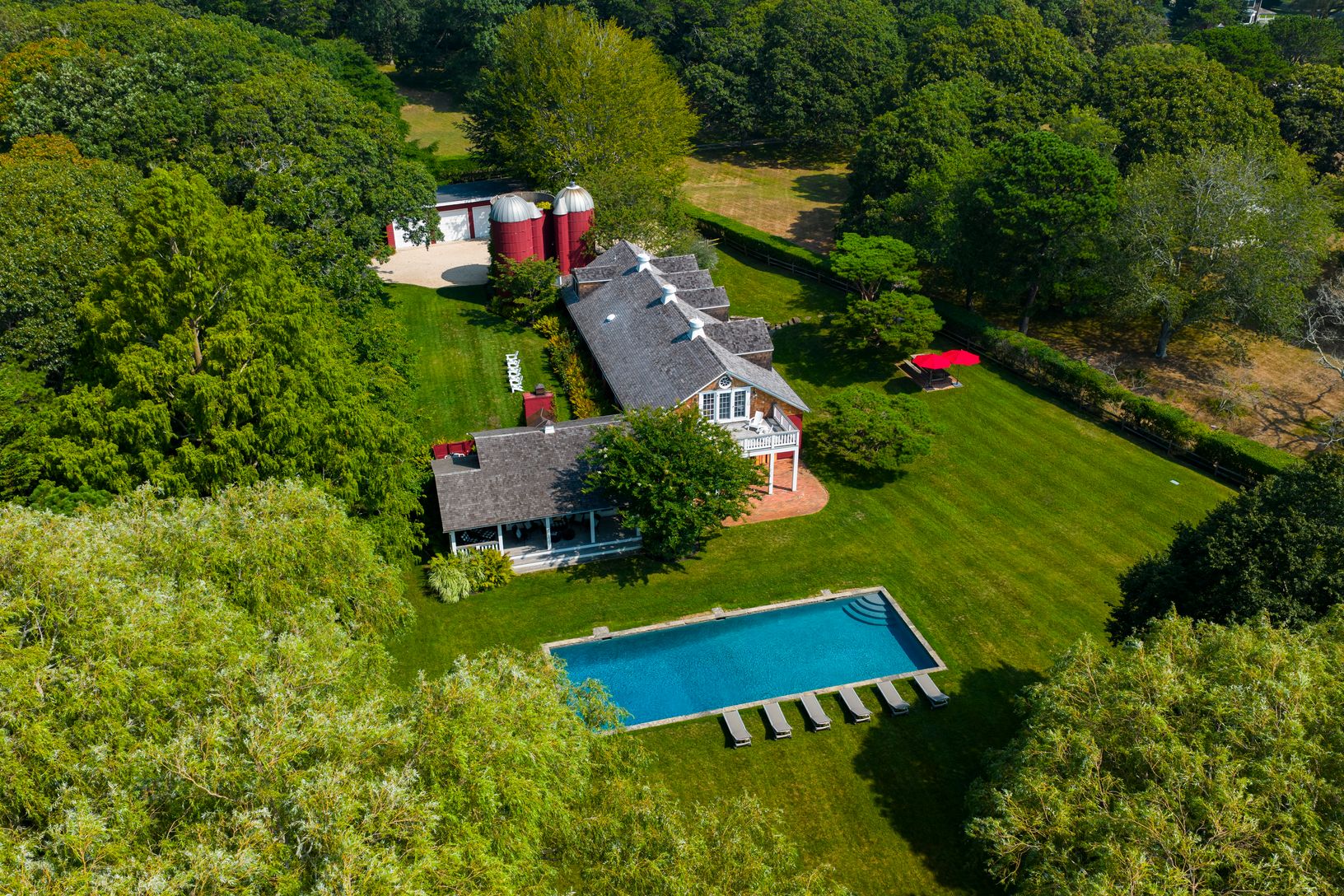  Set on nearly 2 Acres 26 Ruxton Road East Hampton