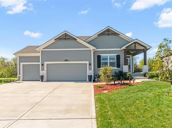 1713 NE Ravenwood Dr, Lees Summit, MO 64086