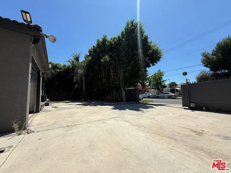 6742 Radford Ave — Photo 22