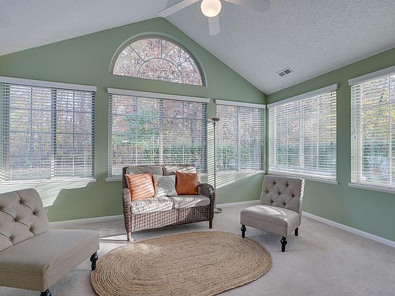 5th image of 702 Albion Pl