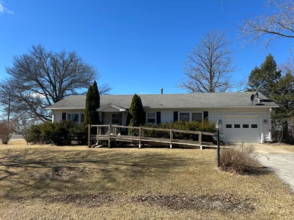 401 Oak Dr, Roberts, IL 60962