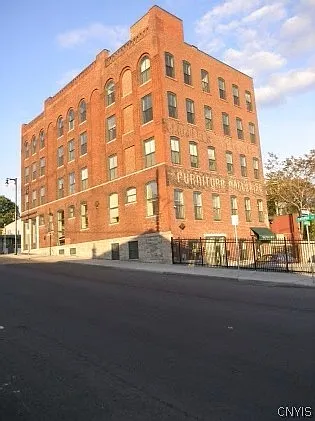 755 N Salina St — Photo 2