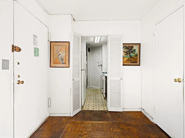 70-25 Yellowstone Boulevard image 11 of 28