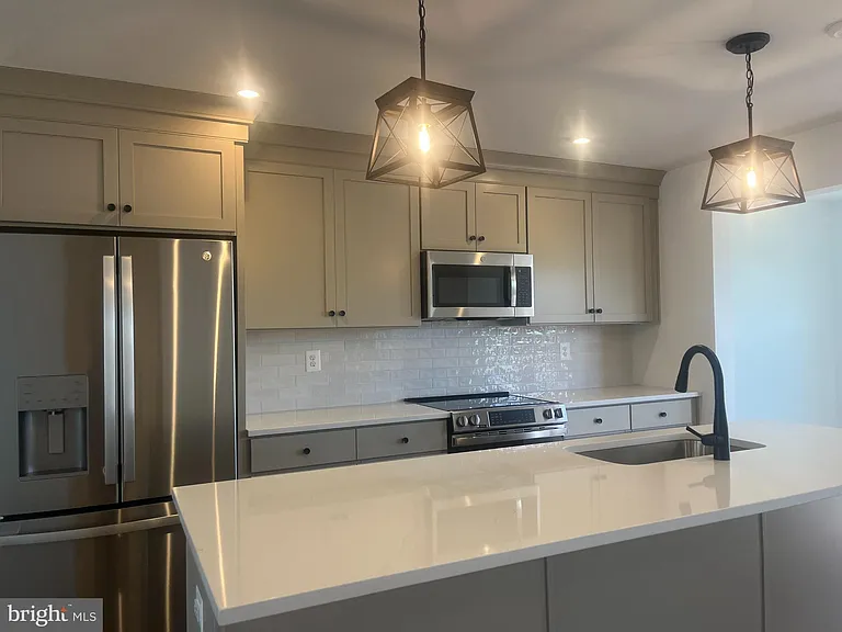 503 Fontana Cir — Photo 2