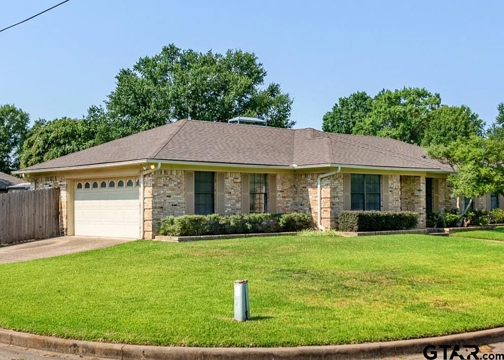 3 bed, 2.0 bath, 1721 sqft, $2,200 — Photo 2