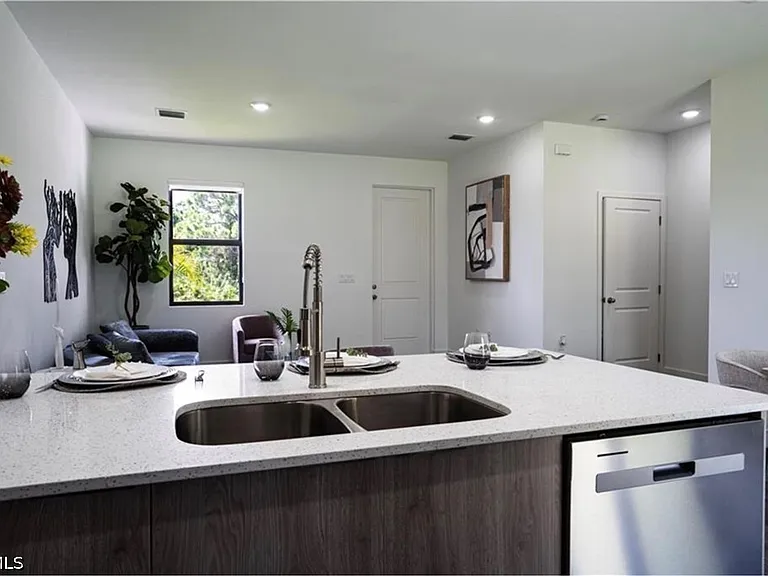 1150 Darling St E — Photo 8