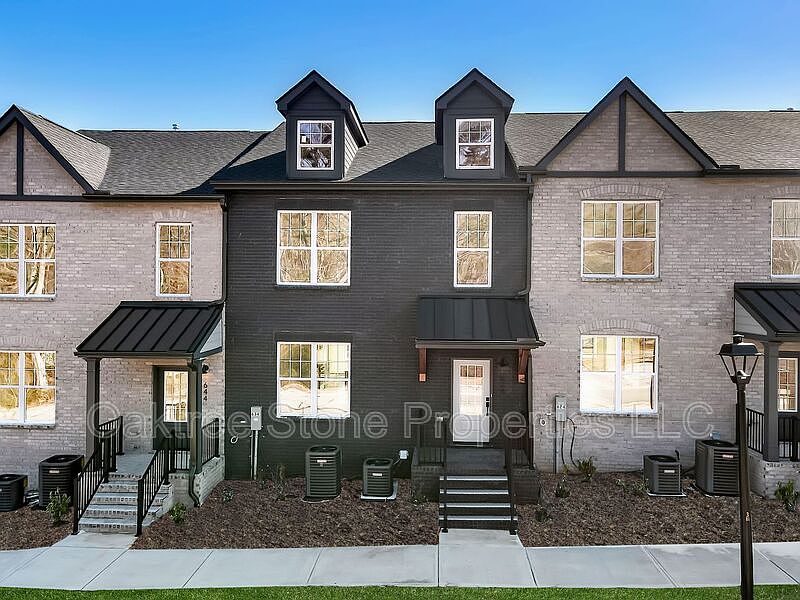 1st image of 634 Oakleaf Grove Ln