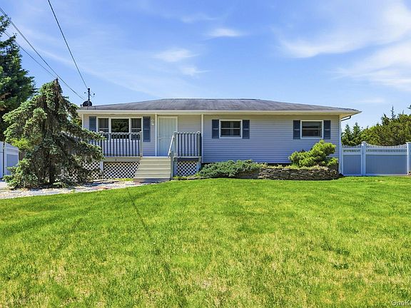 3rd image of 1072 Connetquot Avenue