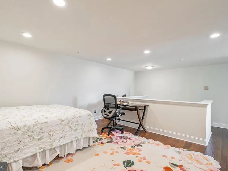 2074 Yorktown S — Photo 34
