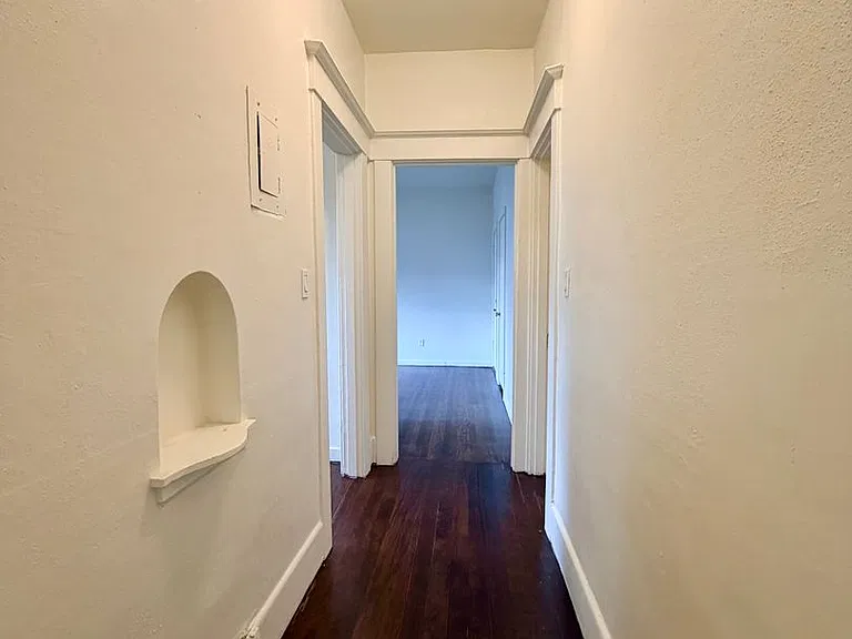 5234 University Way NE — Photo 8