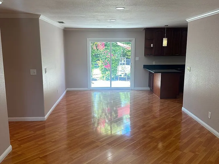2615 Camloop Dr — Photo 2