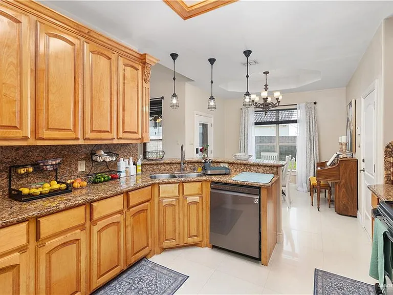 2401 W Rhin Dr — Photo 12