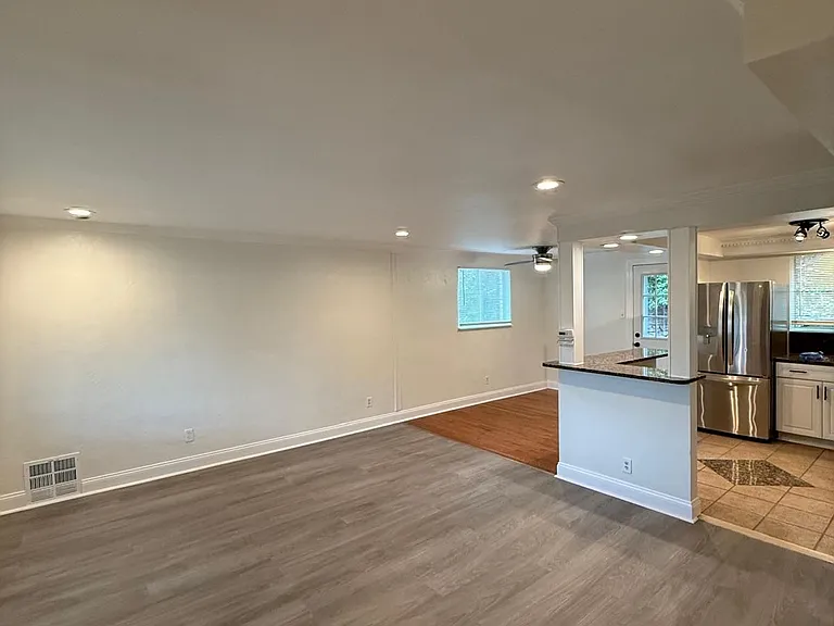 807 Londonderry Dr — Photo 8