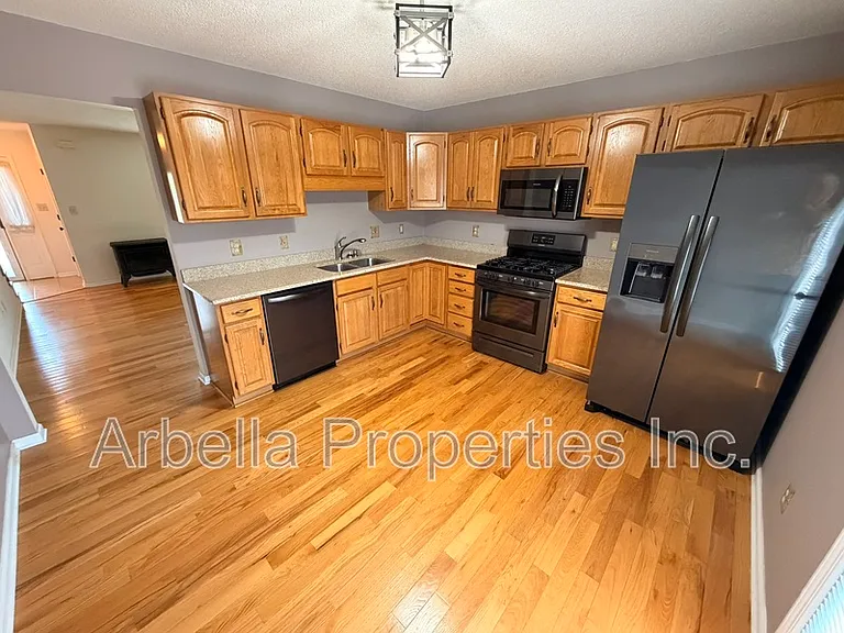 215 Radford Dr — Photo 5