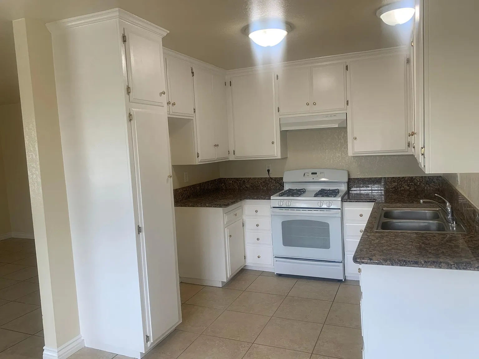 2 bed, 885 sqft, $1,950 — Photo 2