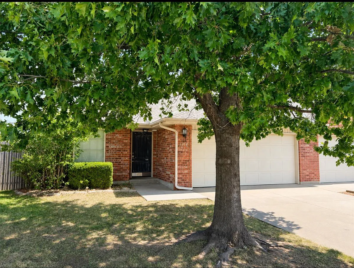 3 bed, 2.0 bath, $1,425 — Photo 1