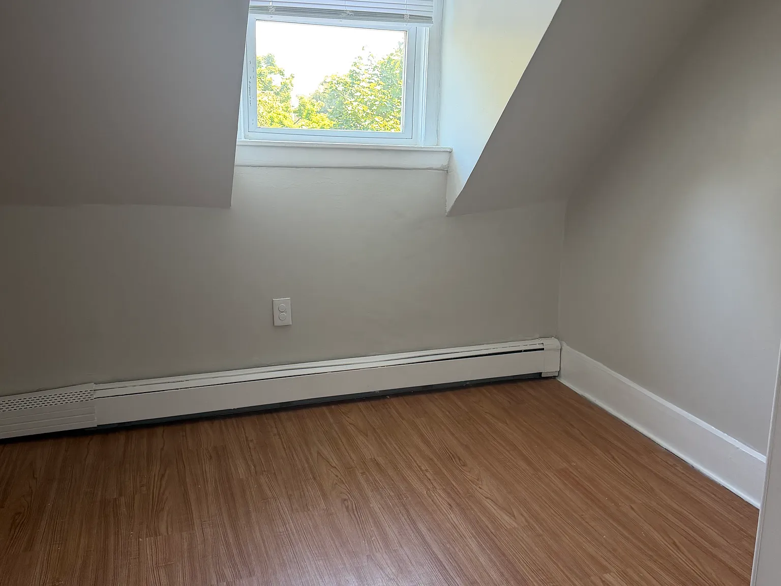 4 bed, 1.5 bath, 2100 sqft, $4,000 — Photo 3