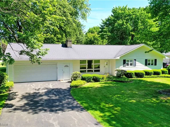 4975 Maple Dr SE, Vienna, OH 44473