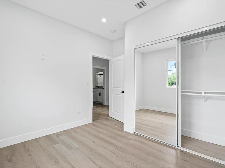 10900 Baird Ave — Photo 16