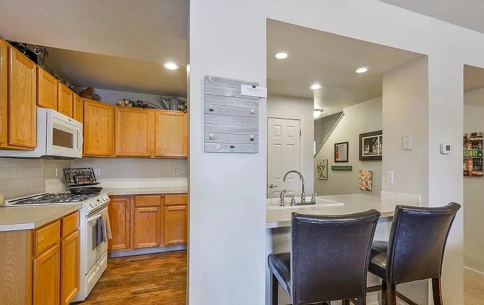 3 bed, 3.5 bath, 2190 sqft, $2,300 — Photo 2