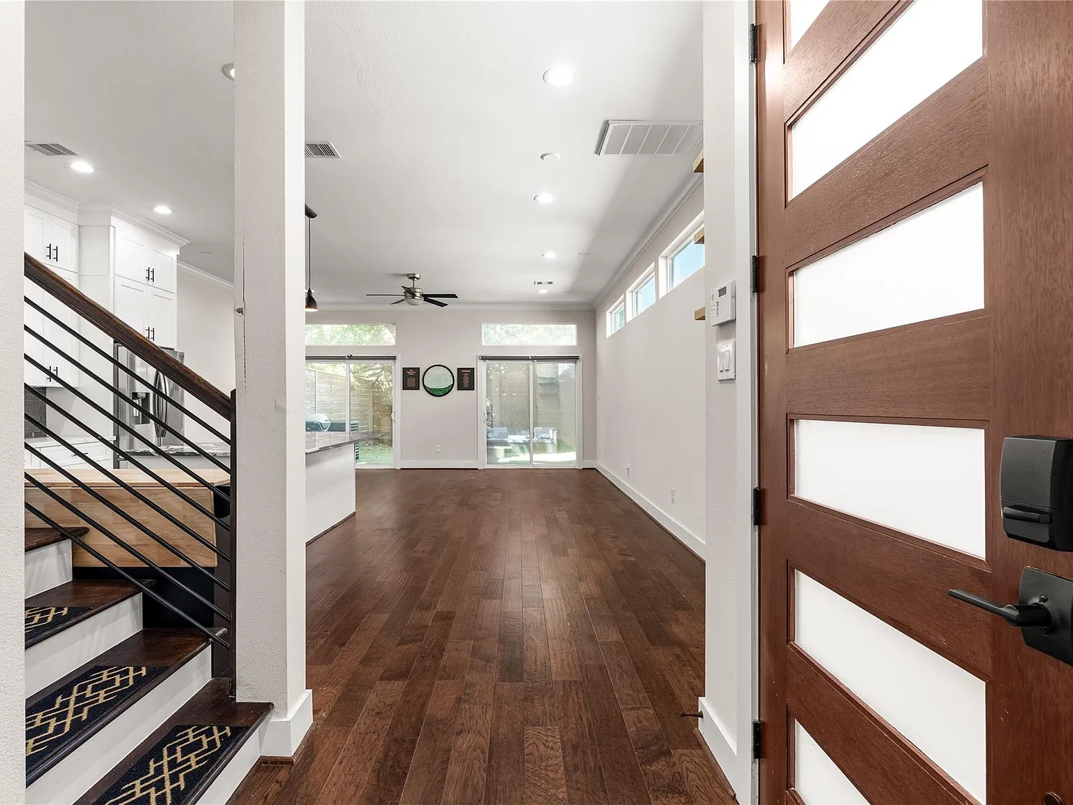 3 bed, 3.5 bath, 1921 sqft, $2,900 — Photo 2