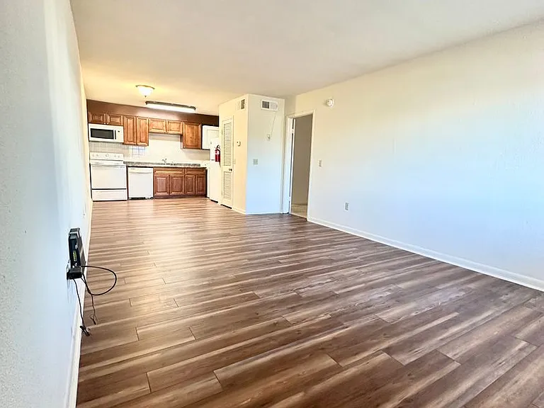 University Pointe Apartments — Photo 4