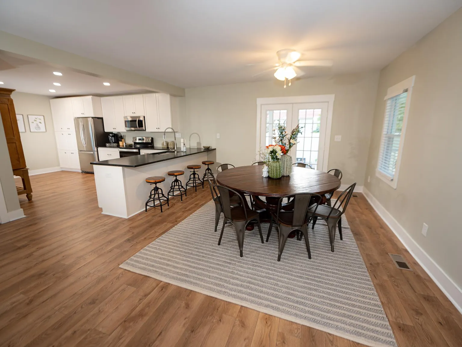 3 bed, 2074 sqft, $2,100 — Photo 3