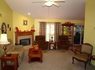 3801 W Eagle Point Dr, Peoria, IL 61615